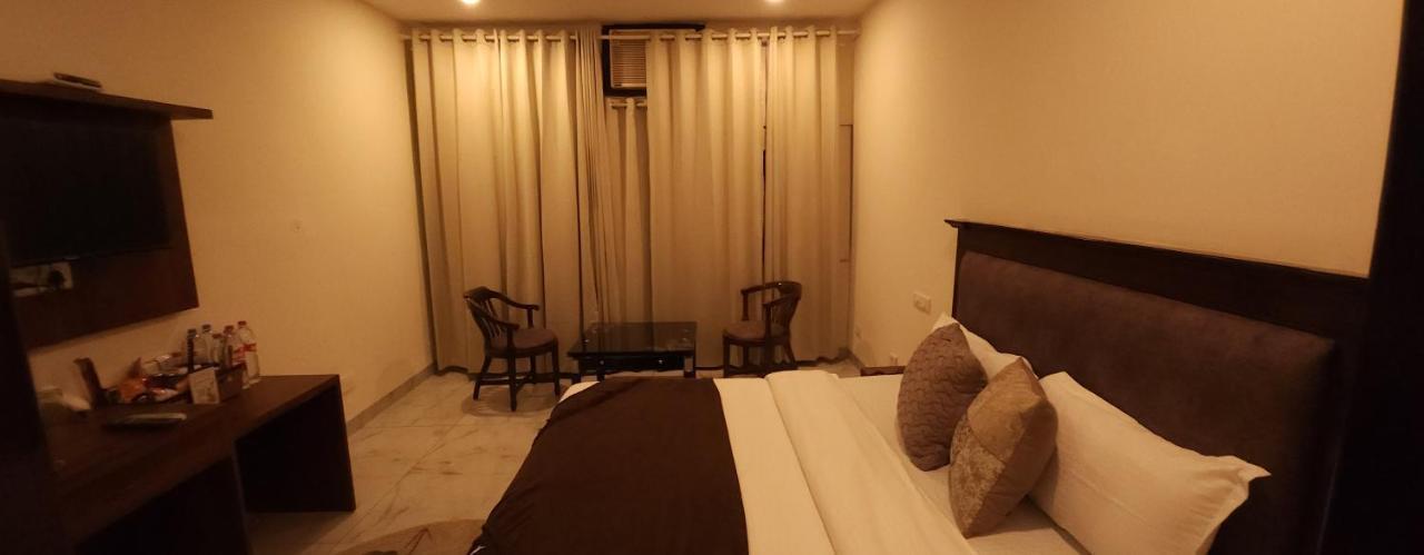 Hotel Multitech Premium Chandigarh Bagian luar foto