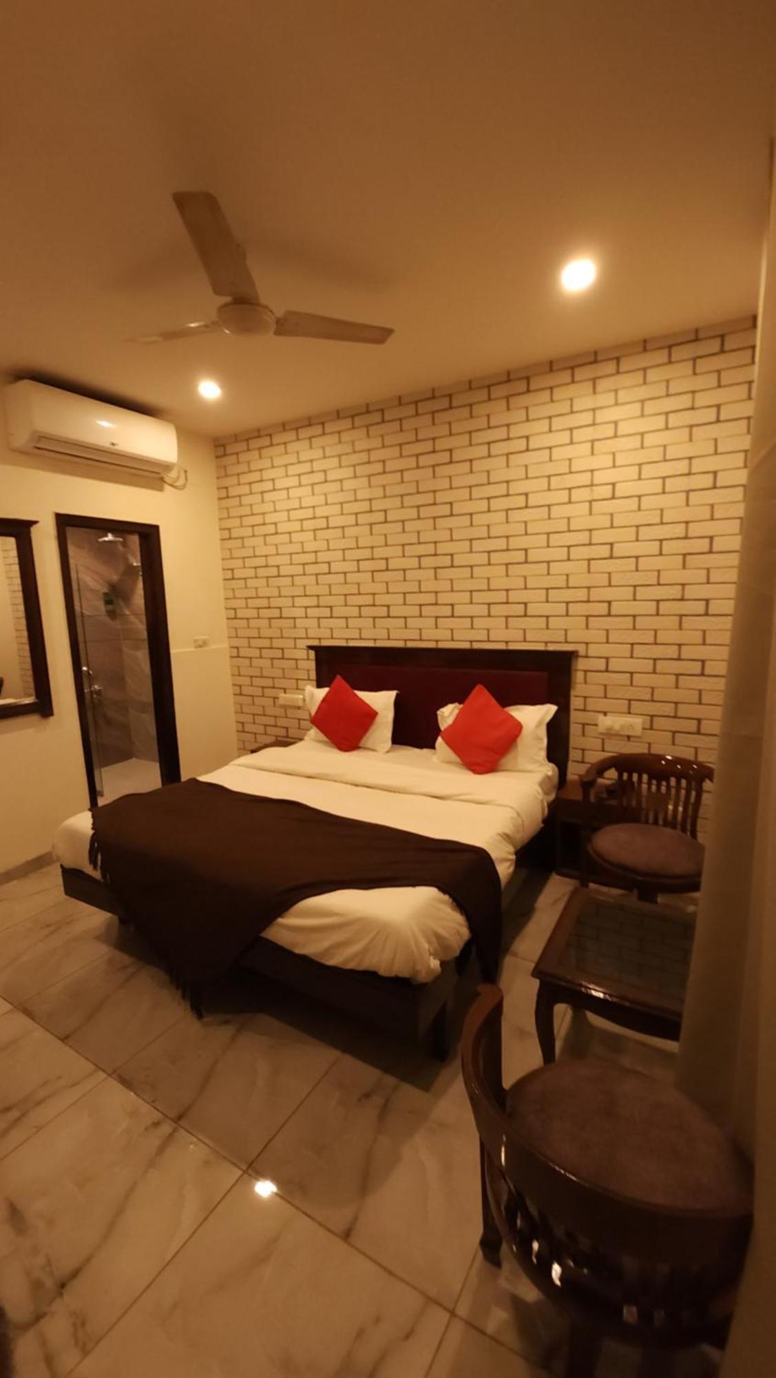Hotel Multitech Premium Chandigarh Bagian luar foto
