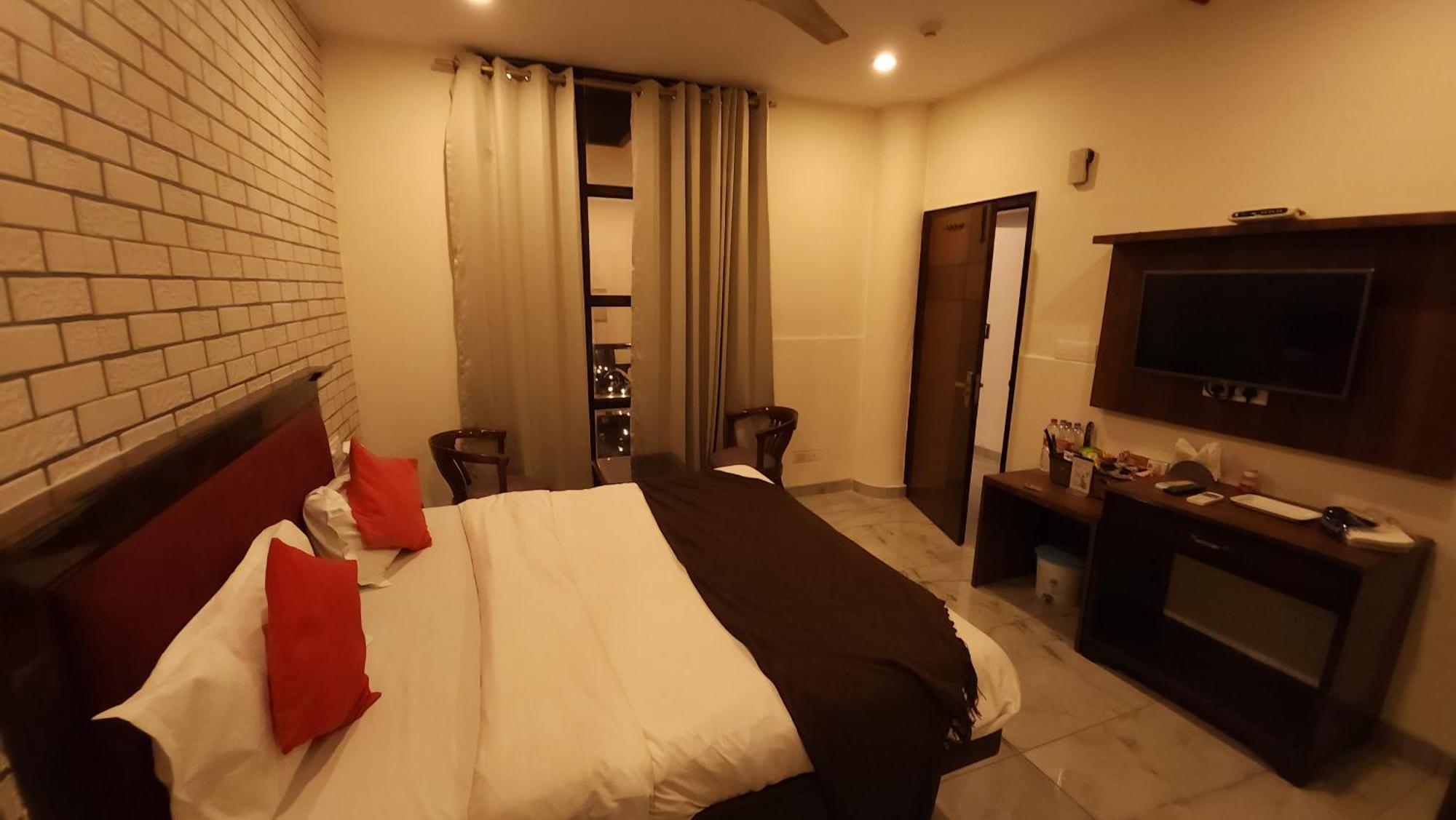 Hotel Multitech Premium Chandigarh Bagian luar foto