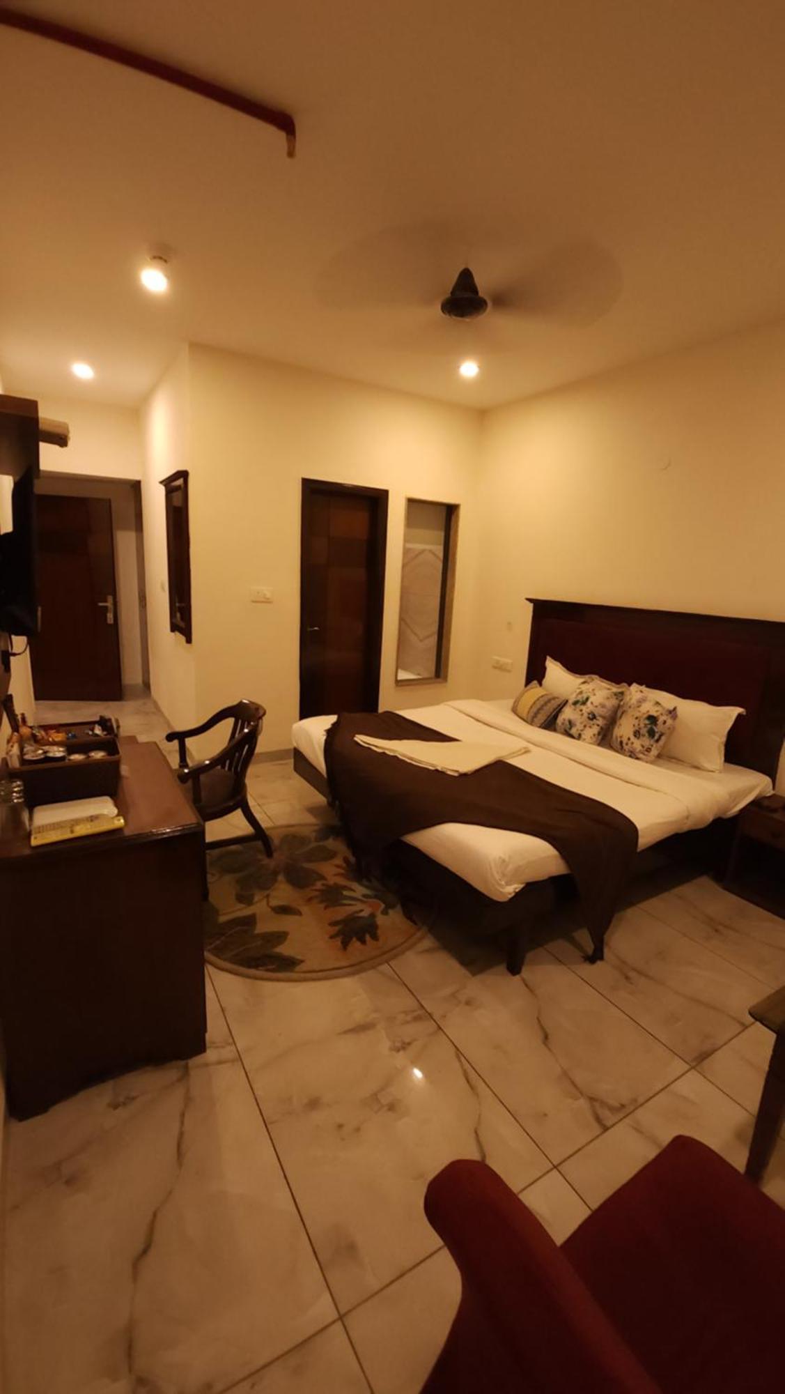 Hotel Multitech Premium Chandigarh Bagian luar foto