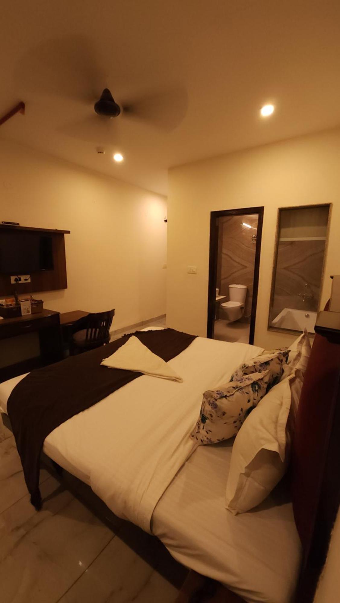 Hotel Multitech Premium Chandigarh Bagian luar foto