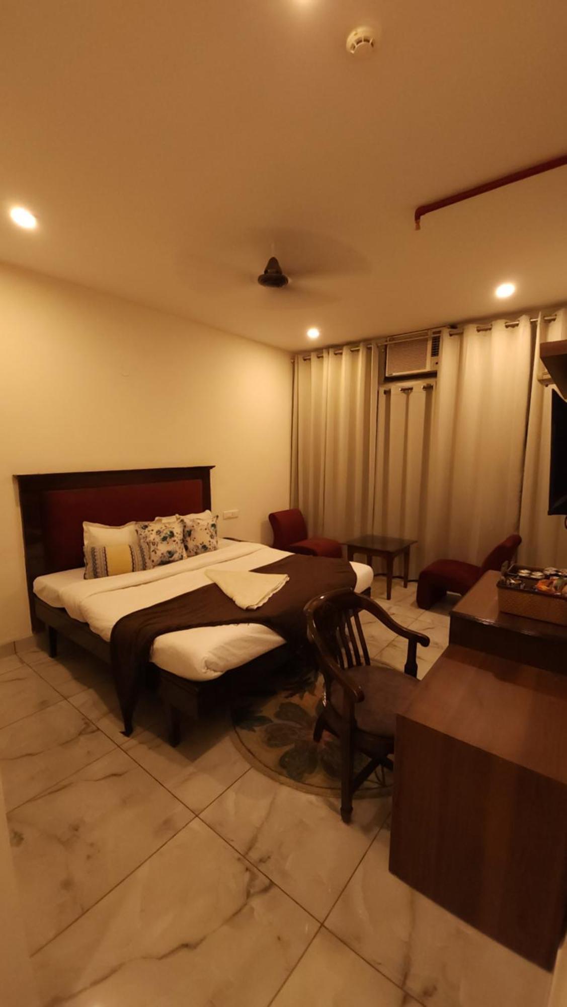 Hotel Multitech Premium Chandigarh Bagian luar foto