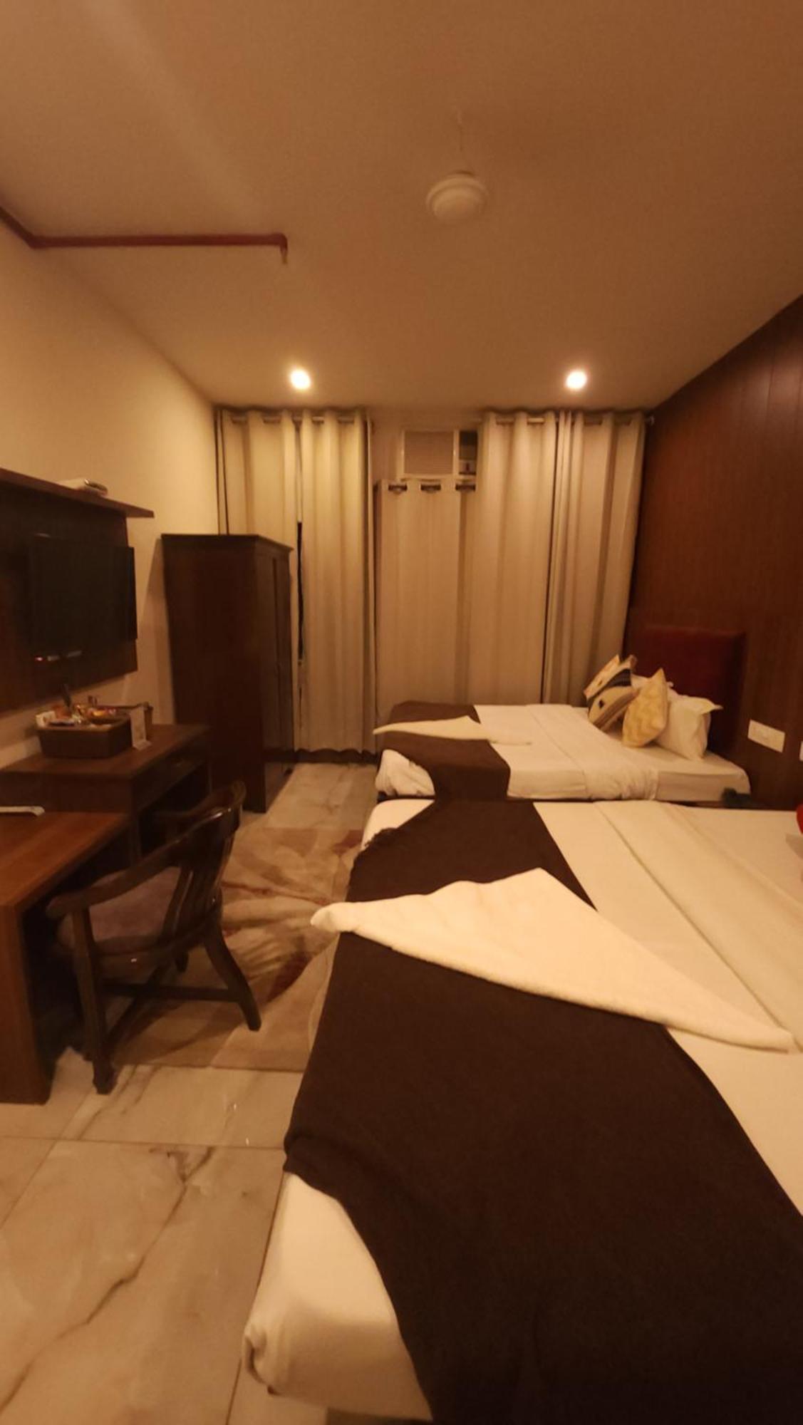 Hotel Multitech Premium Chandigarh Bagian luar foto